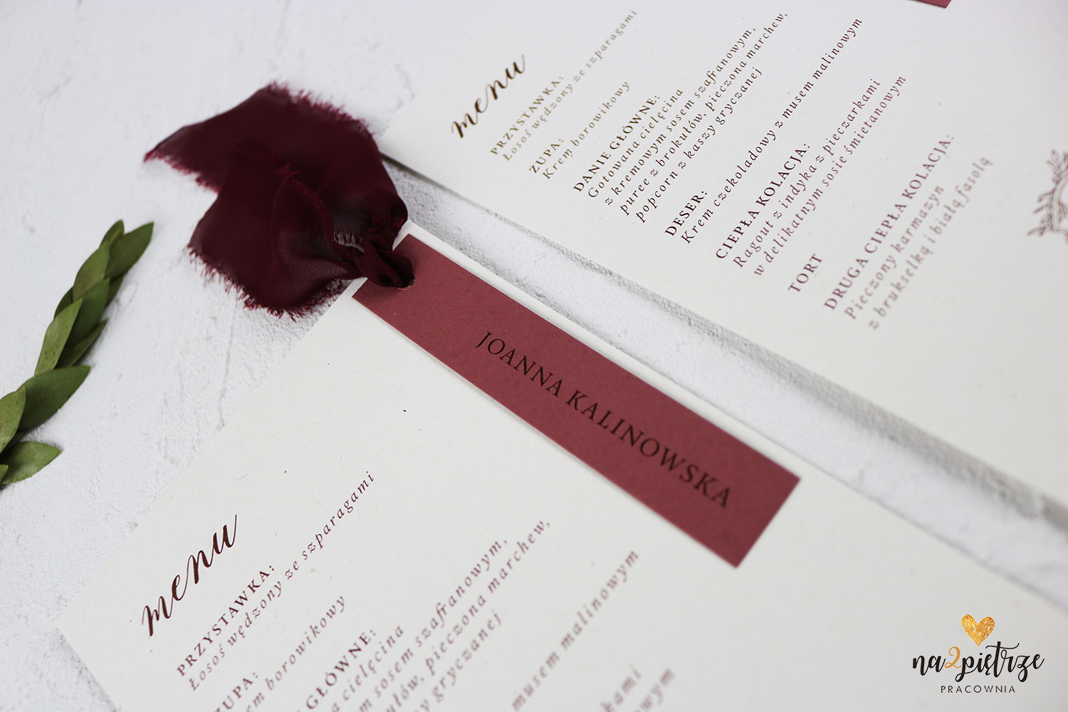 burgundy menu z winietką