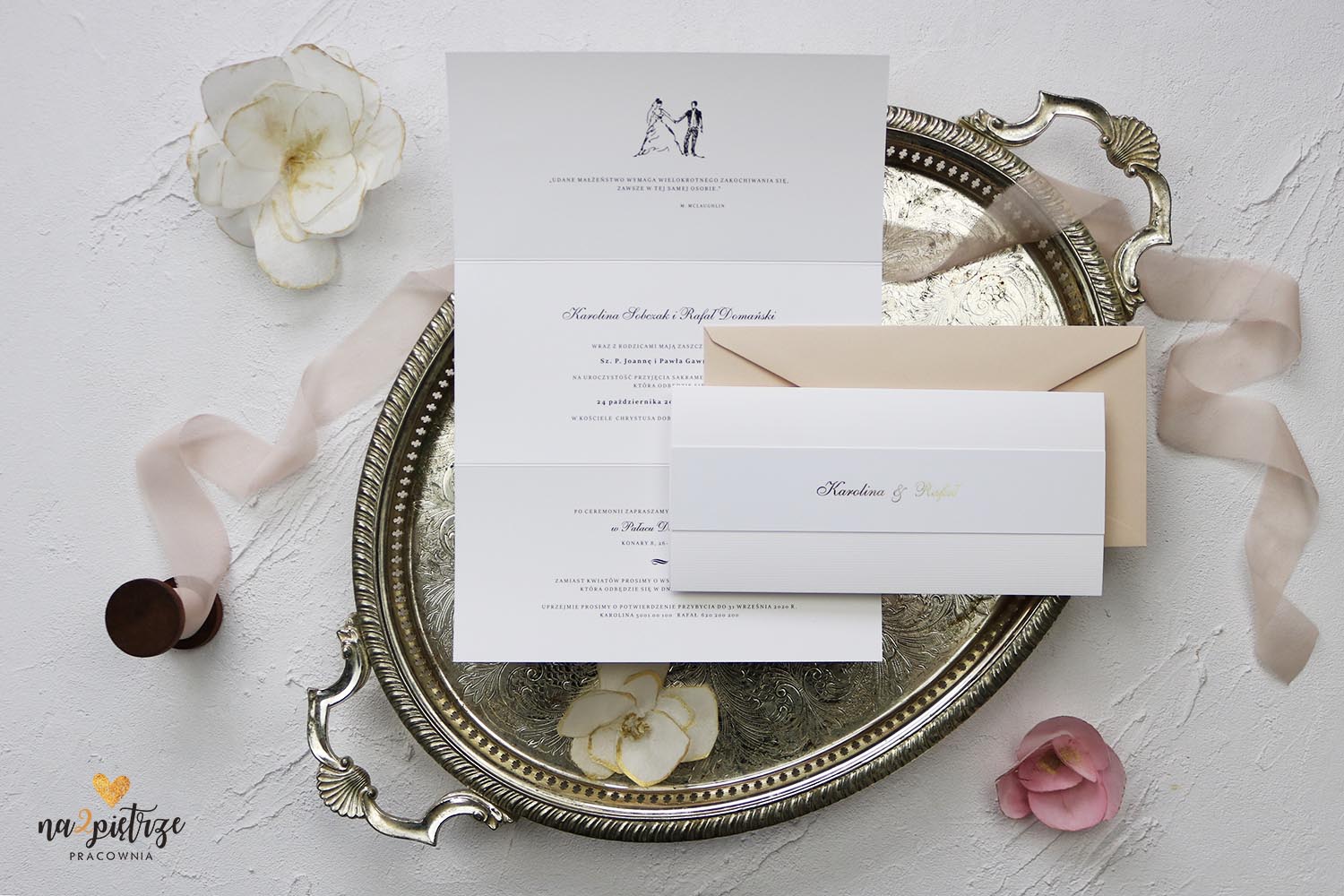 Zaproszenia ślubne z białego papieru ze złotym napisem, proste, klasyczne, eleganckie