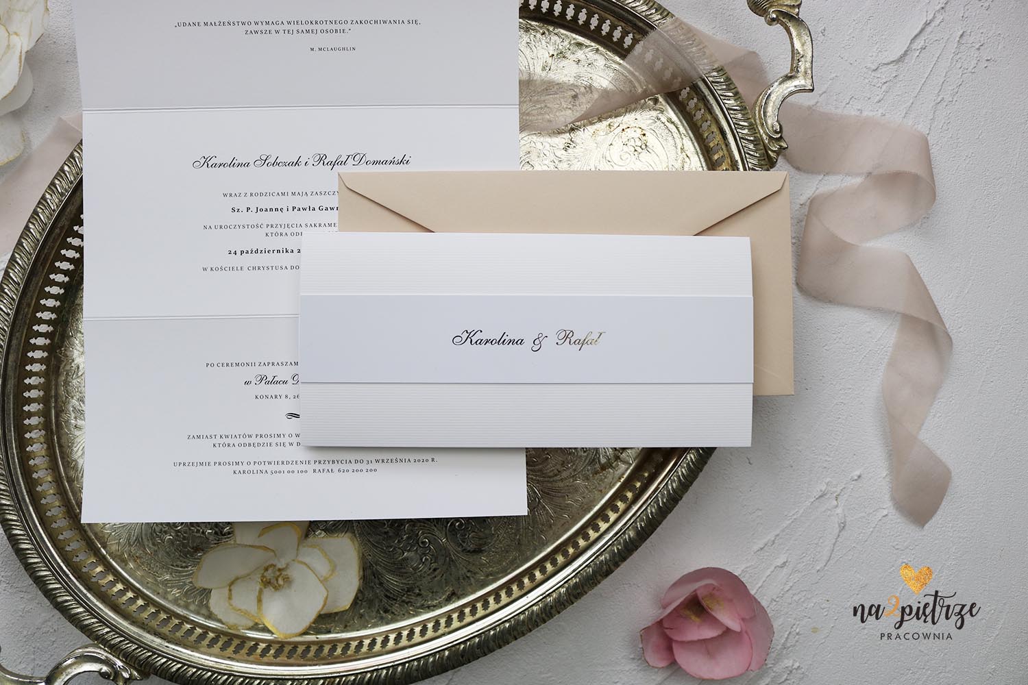 Zaproszenia ślubne z białego papieru ze złotym napisem, proste, klasyczne, eleganckie