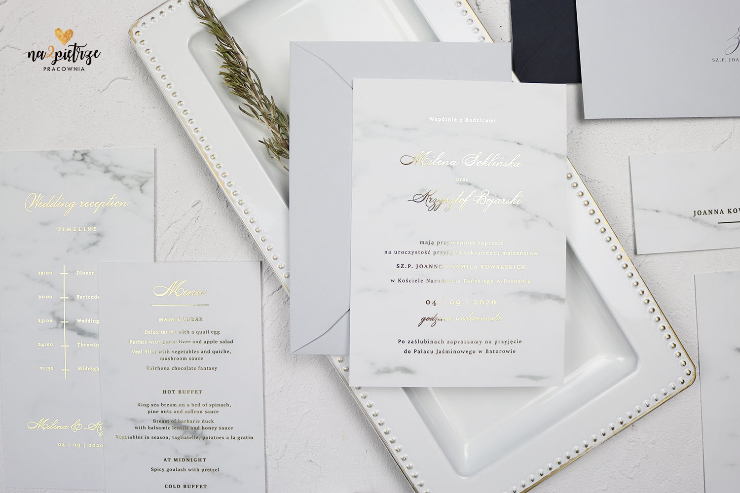 zaproszenia ślubne ze złoconymi literami, marmurowe, jednokartkowe, glamoure, niebieskie koperty