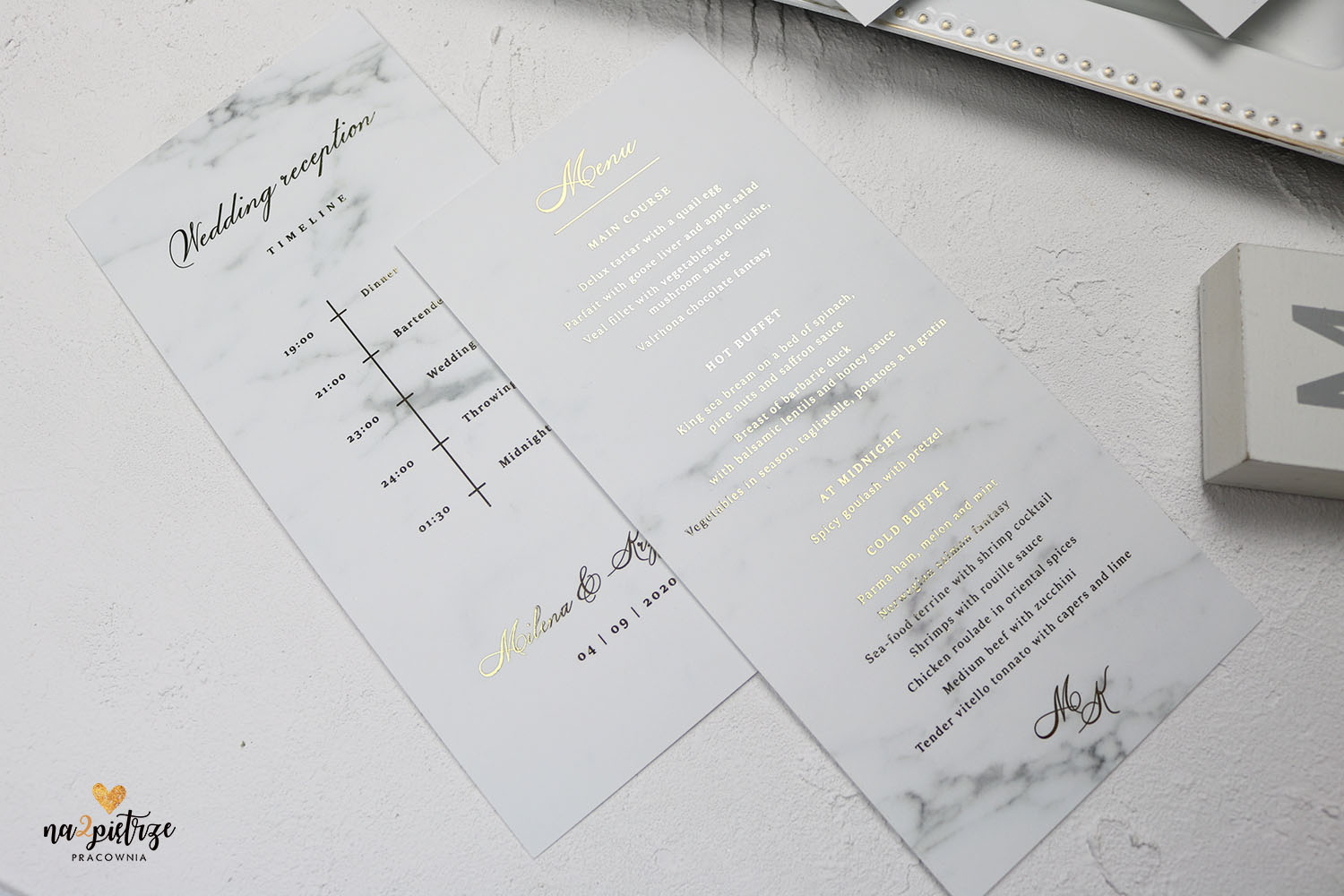 marmurowe menu weselne ze złotym nadrukiem