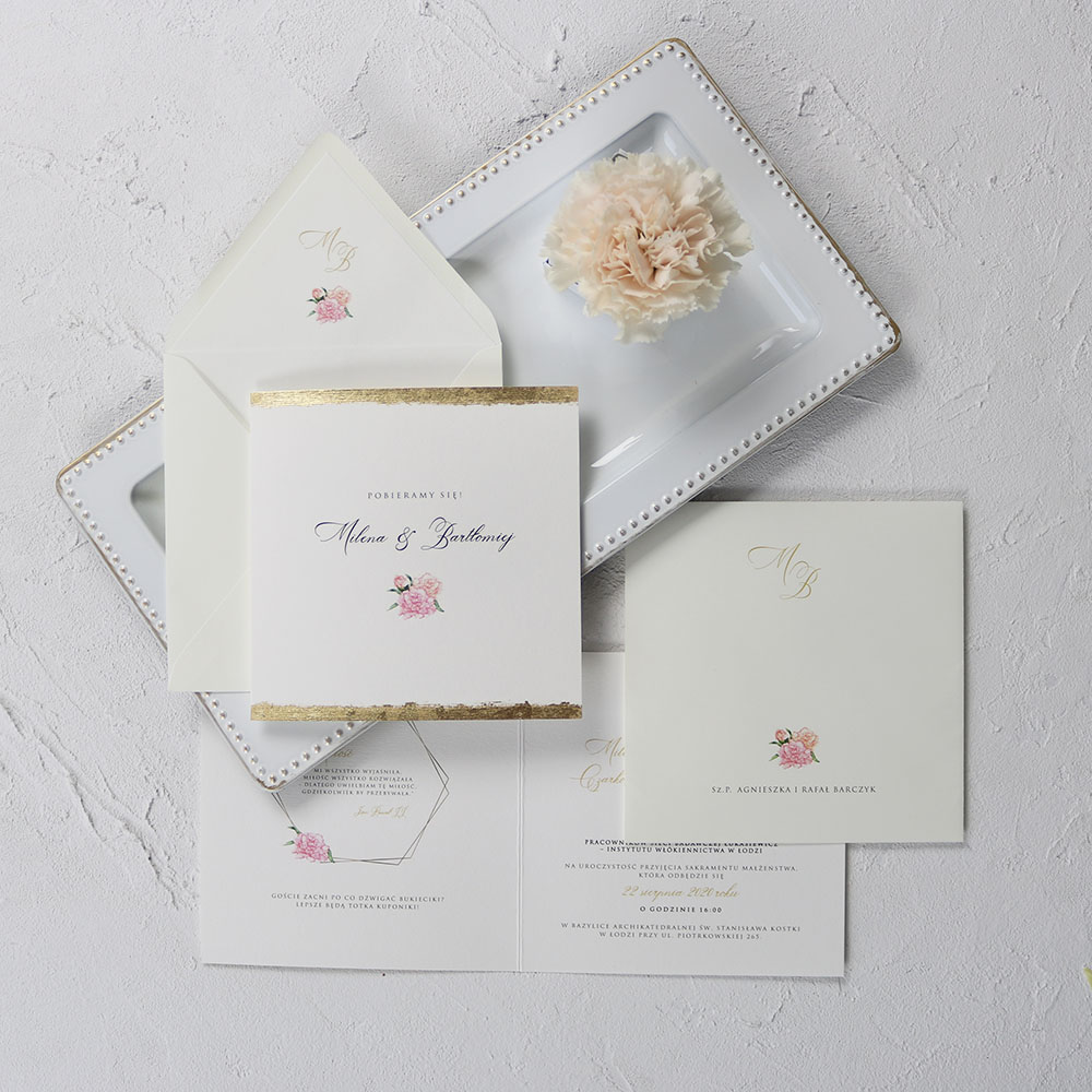 zaproszenia ślubne z motywem goździka, złoconymi krawędziami, zdobieniem w kopercie, jasne, kwiatowe, eleganckie, personalizowane koperty