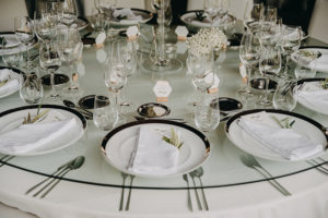 winietki i menu na okrągłym stole weselnym