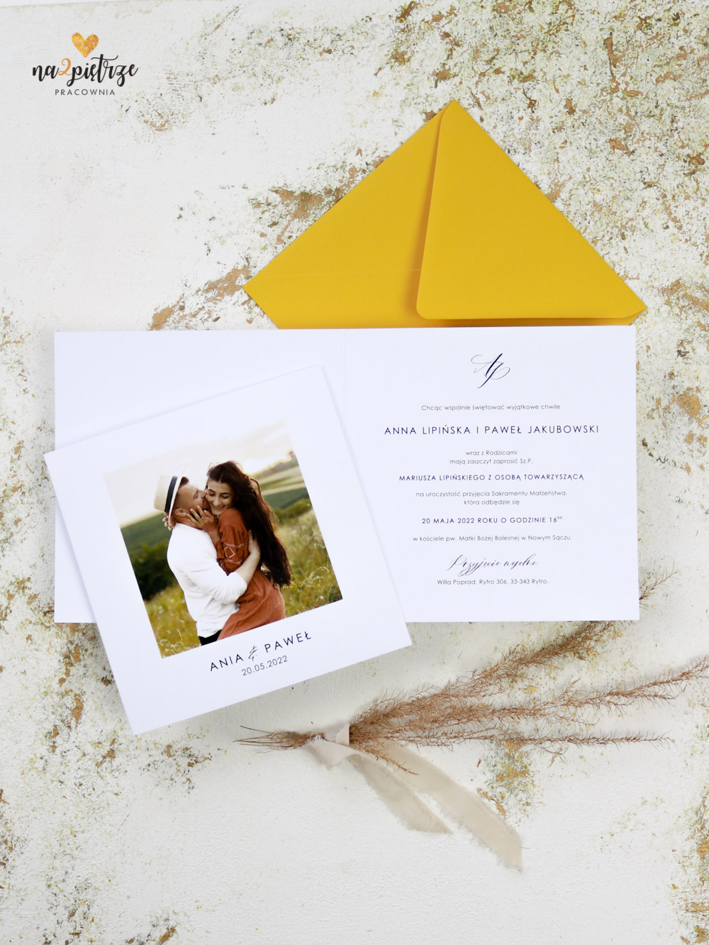 zaproszenie ślubne z romantycznym zdjęciem Pary Młodej, otwierane na bok, żółta koperta