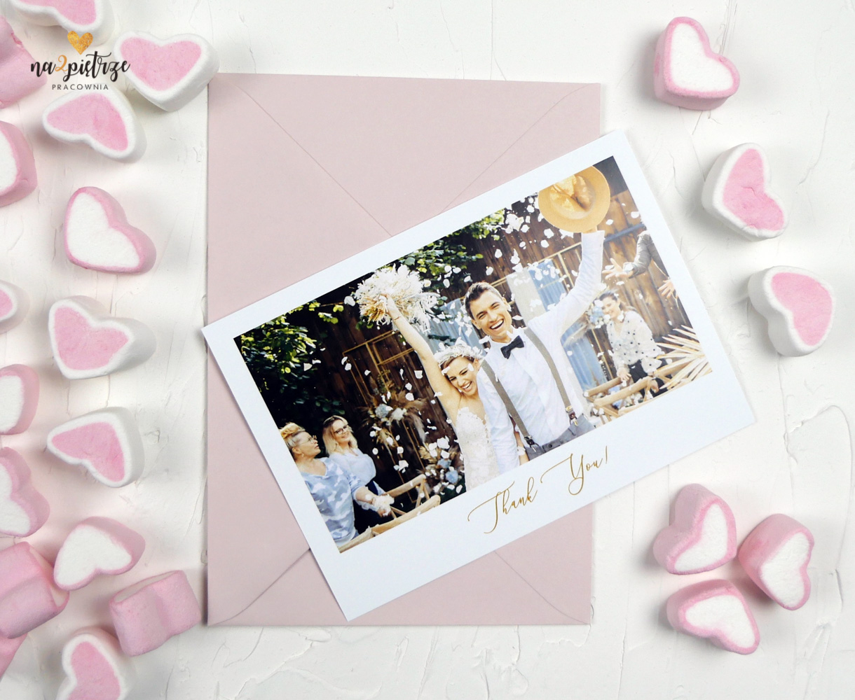 pocztówka ze ślubnym zdjęciem, podziękowanie dla gości, różowa koperta