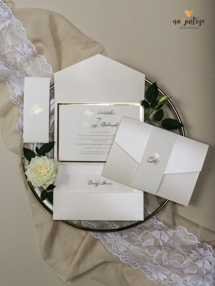 złoty nadruk w zaproszeniu ślubnym, kremowy folder